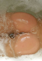 Улыбчивая барышня принимает ванну с пеной 9 фотография