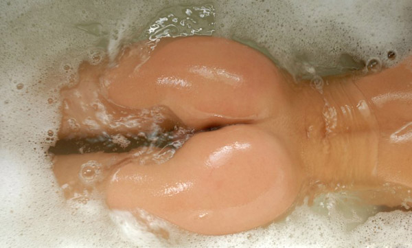 Улыбчивая барышня принимает ванну с пеной 10 фотография