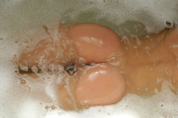 Улыбчивая барышня принимает ванну с пеной 9 фотография
