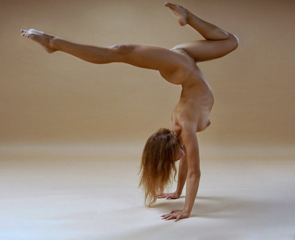 Выполняет акробатические трюки будучи без одежды 12 фотография