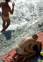 Секс на пляже не стесняясь постаронних 4 фото