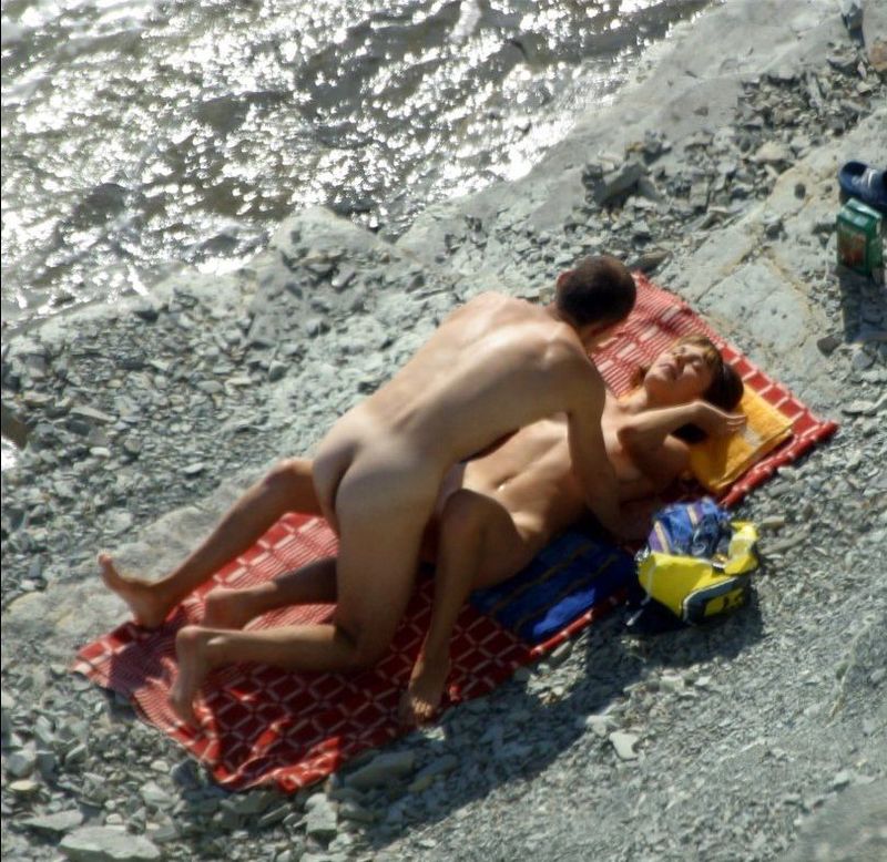 Секс на пляже не стесняясь постаронних 8 фотография