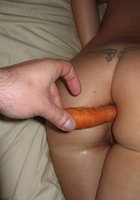 Молодая дура любит секс и трах морковкой 15 фотография