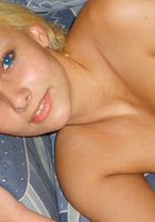Голубоглазая красотка в постели с другом 20 фотография