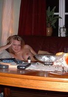 Сексуальная блондиночка в постели 4 фото