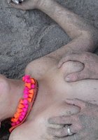Грязный секс на песчаном пляже 12 фото