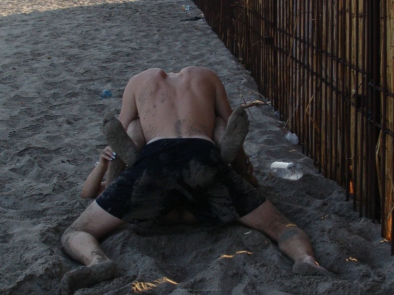 Грязный секс на песчаном пляже 4 фотография