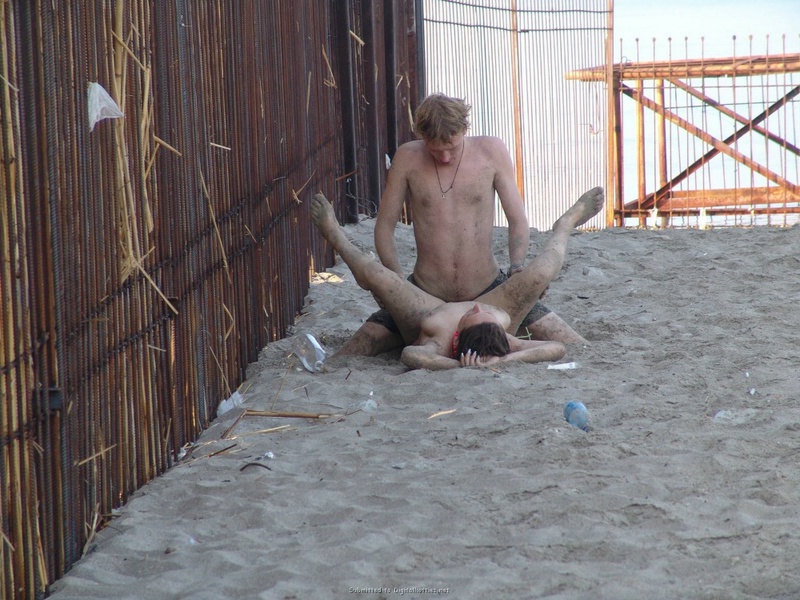 Грязный секс на песчаном пляже 9 фотография