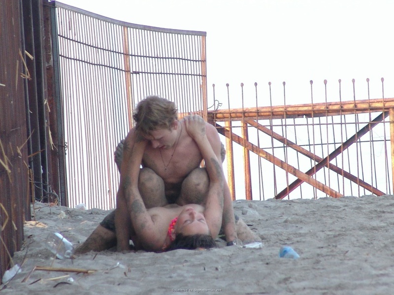 Грязный секс на песчаном пляже 1 фотография