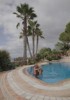Сьюзи и лысый занимаются сексом в бассейне 2 фото