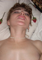 Голая жена с небритой киской в постели 3 фотография