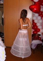 Прекрасная невеста в белом нижнем белье трахает себя дилдо 7 фото
