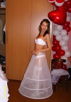 Прекрасная невеста в белом нижнем белье трахает себя дилдо 8 фото