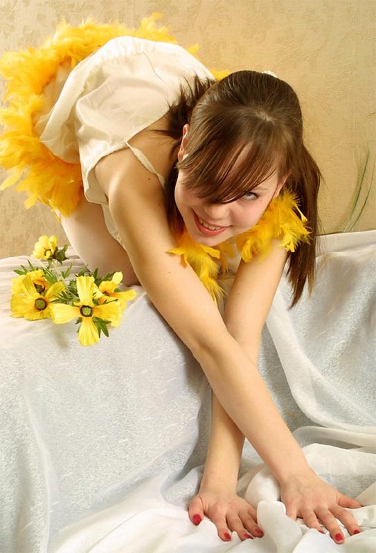 Молодая красавица с цветами оголила свое шикарное тело 3 фотография