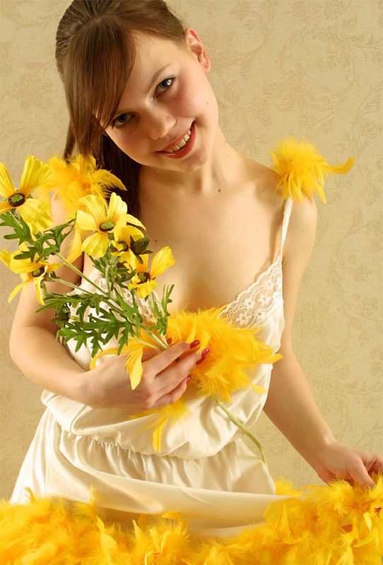 Молодая красавица с цветами оголила свое шикарное тело 2 фотография