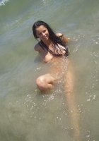 Красавица сняла с себя бюстгальтер на людном пляже 5 фото