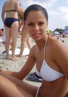 Красавица сняла с себя бюстгальтер на людном пляже 1 фотография