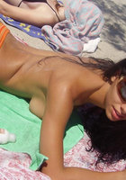 Красавица сняла с себя бюстгальтер на людном пляже 13 фото