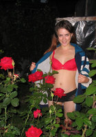 Привлекательная девушка любит свежесорванные цветы 12 фотография