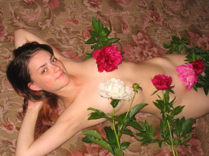 Привлекательная девушка любит свежесорванные цветы 15 фотография