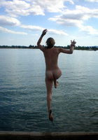 Голая Наташка веселится у озера 7 фото