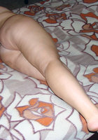 Пышечка Ирина с растраханной киской валяется на кровати 1 фото