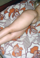Пышечка Ирина с растраханной киской валяется на кровати 5 фото
