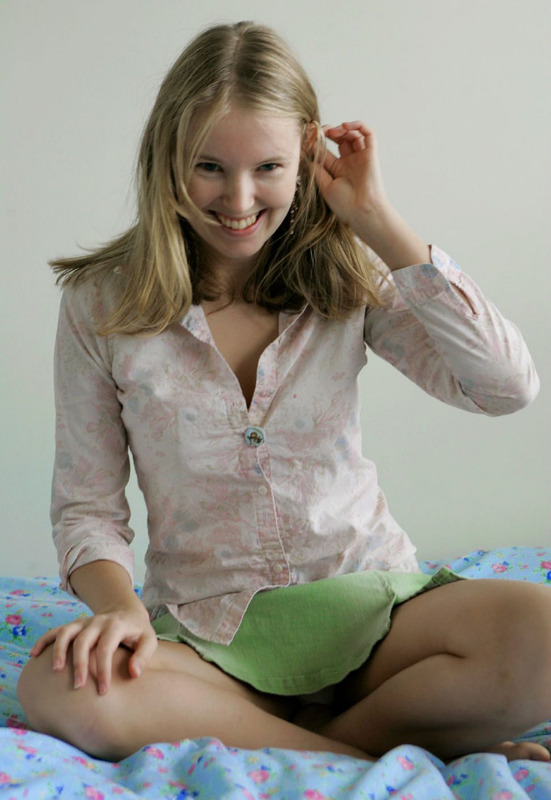 Сидя на постели сняла блузку и юбку 3 фотография