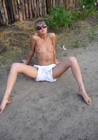 Привлекательная нудистка ходит голой на даче и на пляже 3 фото