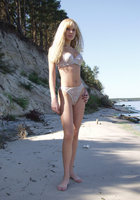 Худенькая блондинка на берегу озера показывает прелести 1 фото