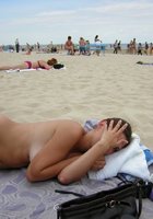 Симпатяшка отдыхает на пляже без купальника 8 фотография