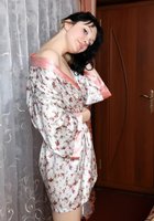 Черноволосая девчонка с небритой киской скинула шелковый халат 3 фото