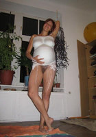 Беременная нудистка с большими сиськами заплела дреды 7 фотография