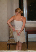 Гибкая гимнастка не боится шалить оголенной в квартире 2 фото
