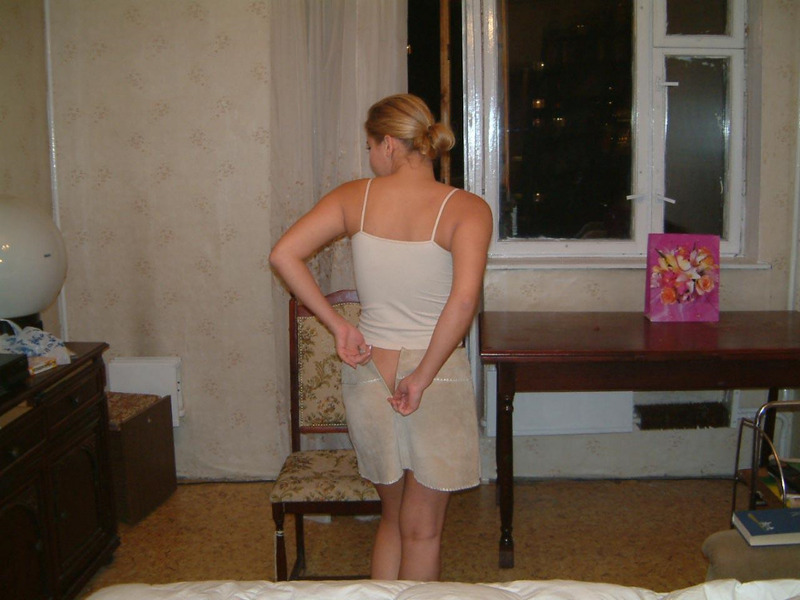 Гибкая гимнастка не боится шалить оголенной в квартире 2 фотография