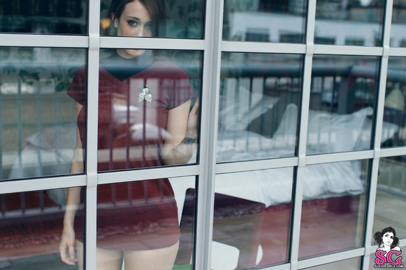 Очаровательная Анжелика позирует стоя у большого окна 5 фотография