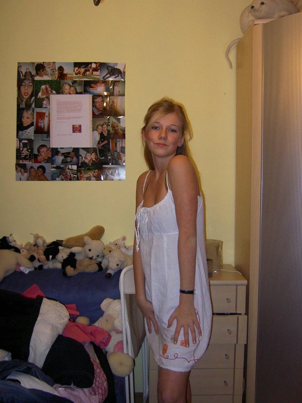 Марина вошла в свою комнату и сходу начала раздеваться 2 фотография