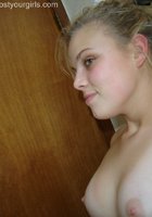 Шалунья с голой грудью попробовала себя в качестве фотомодели 3 фотография