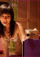 Молоденькая сучка мастурбирует секс игрушкой перед зеркалом 1 фотография