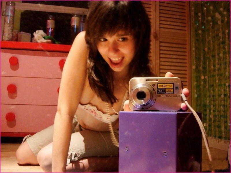 Молоденькая сучка мастурбирует секс игрушкой перед зеркалом 4 фотография