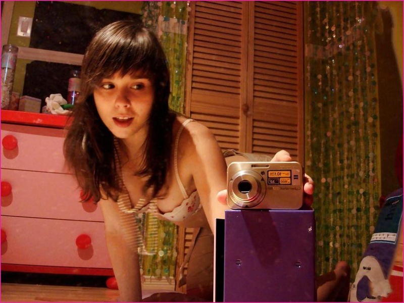 Молоденькая сучка мастурбирует секс игрушкой перед зеркалом 1 фотография