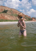 Молодуха в одиночке отдыхает на море топлес 18 фотография
