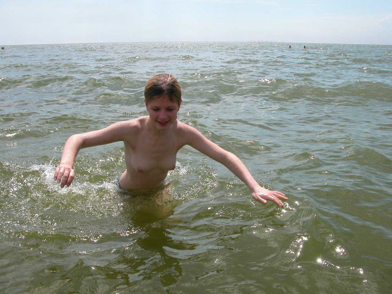 Молодуха в одиночке отдыхает на море топлес 15 фотография