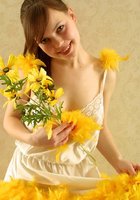 Мастерица дарит цветы собственному влагалищу предварительно раздевшись 2 фото