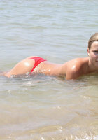 Молодая потаскушка отдыхает в морской воде без лифчика 6 фотография