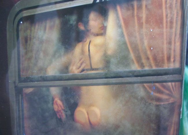 Шалунья с голой попкой путешествует в поезде 15 фотография