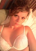 Красивая Элеонора валяется в постели прикрывая грудь 1 фотография
