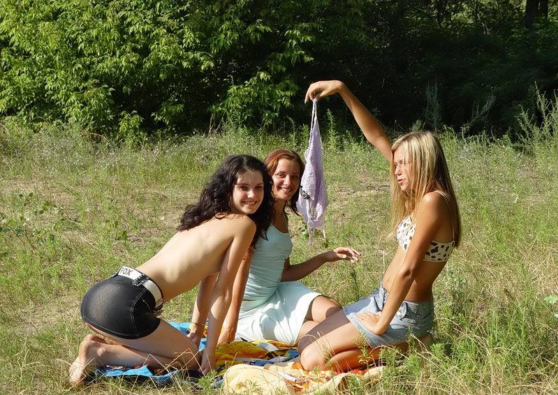 Три подружки выехали на пикник поиграть в карты на раздевание 2 фотография