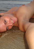 Шалунья лежит спиной на песке во время заката 8 фото