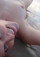 Шалунья лежит спиной на песке во время заката 12 фотография